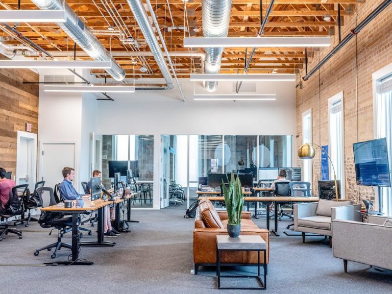 Wynajem powierzchni biurowych: najważniejsze czynniki wpływające na wybór biura dla twojej firmy