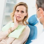 Pacjent podczas konsultacji z chirurgiem stomatologiem w gabinecie Nova Dent